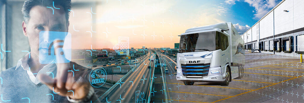 Ein Mann interagiert mit digitalen Symbolen, während ein elektrischer DAF-Lkw vor einem modernen Logistikzentrum steht. Im Hintergrund eine Autobahn bei Sonnenuntergang, ergänzt durch holografische Technologie-Elemente