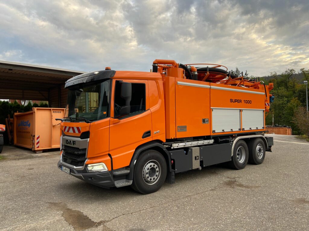 DAF XD 450 mit Kanalreinigungsaufbau
