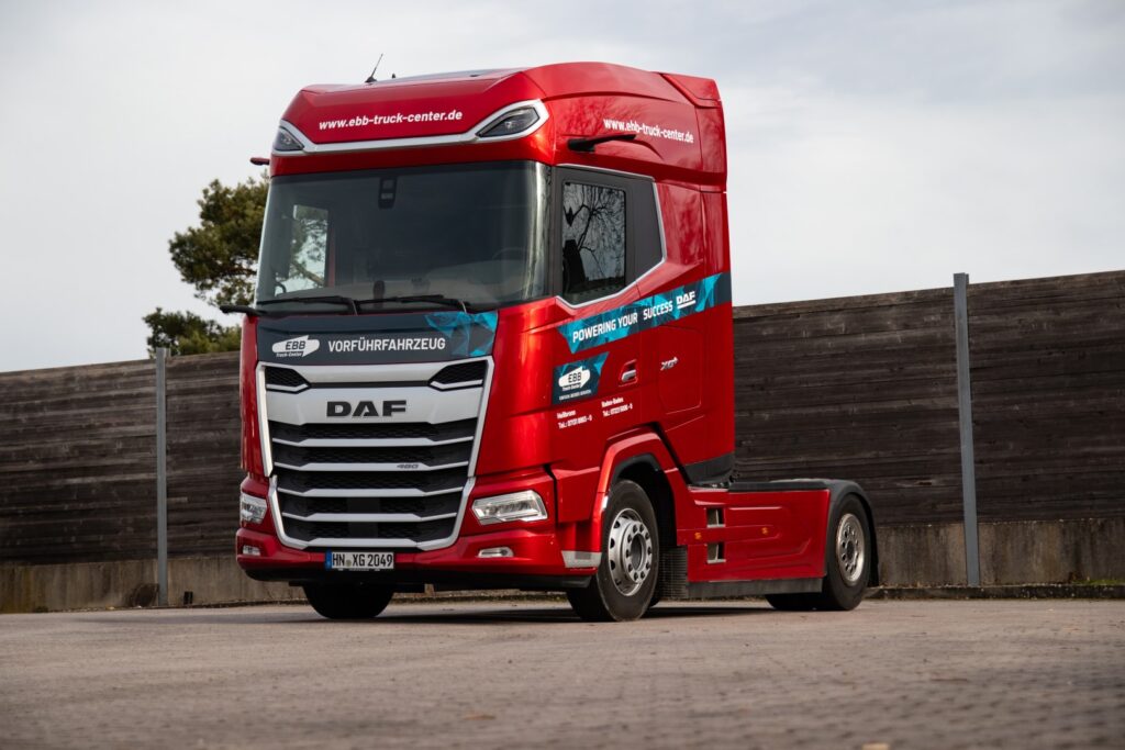 Ein DAF XG+ der neuen Generation als Vorführfahrzeug der EBB Truck-Center GmbH, fotografiert auf dem Betriebsgelände des Unternehmens.