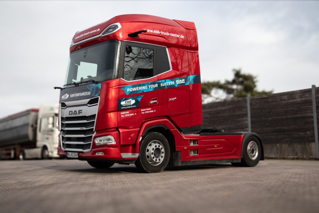 Ein DAF XG+ der neuen Generation als Vorführfahrzeug der EBB Truck-Center GmbH, fotografiert auf dem Betriebsgelände des Unternehmens.